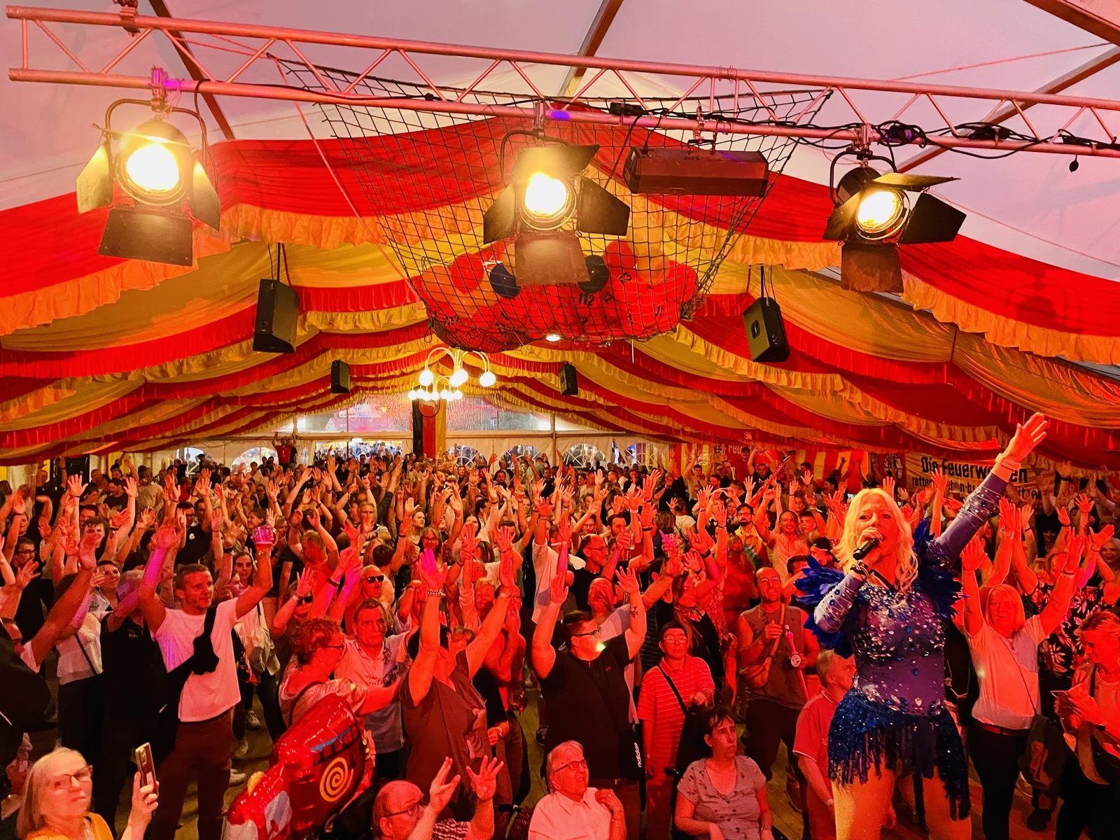 Jenny singt live vor einem feiernden Publikum im Festzelt